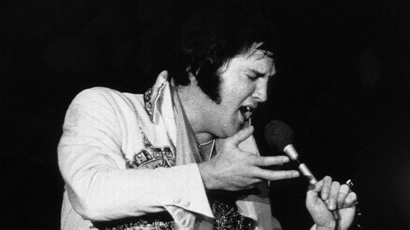 Elvis Presley cantando en su último concierto.