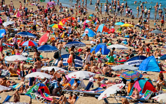 playa abarrota de turistas